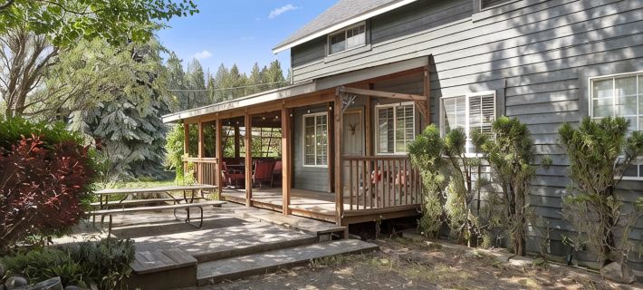 The Buck Spur | A Cozy Cottage close to Sandpoint & Silverwood Hoteles en Condado de Bonner