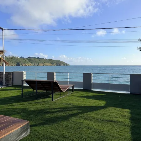 Waterfront beach house Отели в г. Плерен