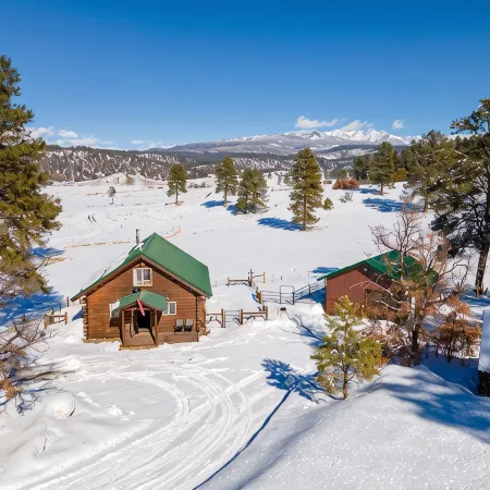 Lux Hot Tub Cabin. Huge Views! 35 Acres! Stargazing/Hiking Retreat! No Pet Fees!