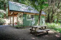Newly built deluxe cabins, in a private redwood setting near the Smith River - 샬레 호텔