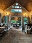The Red Dog Chalet Couples Retreat w/ Hot Tub