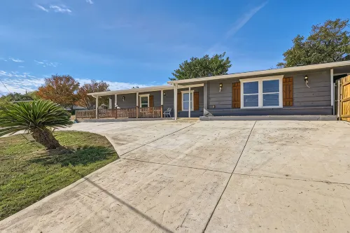 Spacious Home W/ Pool + Game Room / Near Riverwalk & Downtown! - Private Pools