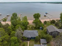 Sandy Shore Lodge- beautiful, private sand beach awaits! - Chalets