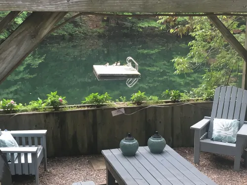Waterfront Retreat on Mini "Golden Pond" 10 Miles Lake George - Homestays
