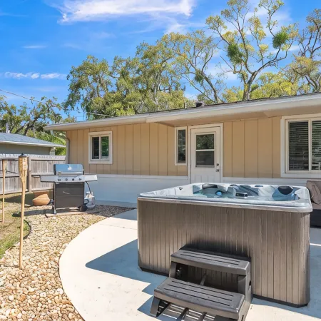 Hot Tub, Fire Pit, Near the Beach!