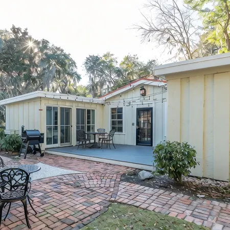 Old Town Bluffton Cottage + Free Golf Cart - Fenced Yard - Downtown - Sleeps 8