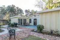Old Town Bluffton Cottage + Free Golf Cart - Fenced Yard - Downtown - Sleeps 8 - Bathtub
