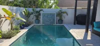 Ocean Breeze Oasis - Private Pool, AC, WiFi, 5-Min Drive to Beach - สระว่ายน้ำส่วนตัว