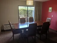 羅利溫德姆華美達飯店 梅勒迪斯住宿飯店