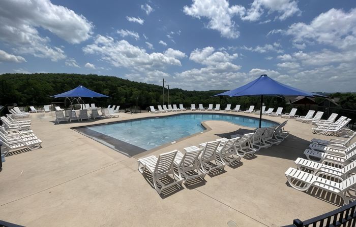 Family getaway, pool, bunk room, private deck, close to lake and Thunder Ridge
