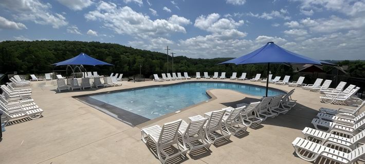 Family getaway, pool, bunk room, private deck, close to lake and Thunder Ridge Hotele w: Ridgedale