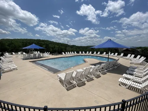Family getaway, pool, bunk room, private deck, close to lake and Thunder Ridge