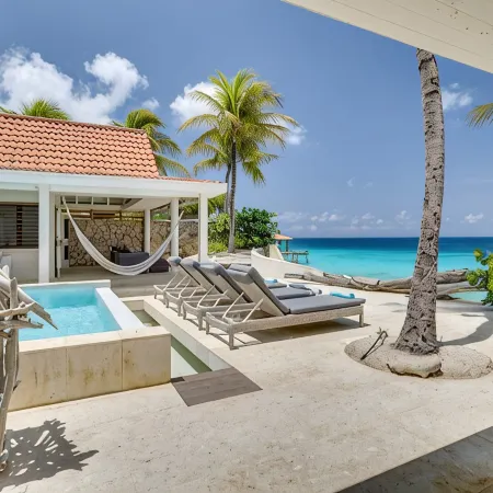 Oceanfront with private beach - 4 bedrooms, 4 bathrooms