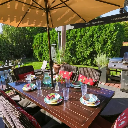 HEATED Swimming Pool, Hot Tub, Steps from Park, Dog Friendly