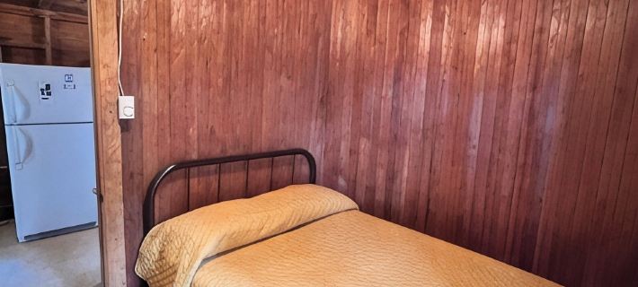 Rustic View Cabin sits on a 2.5 acres on beautiful Hubbard Lake. Ξενοδοχεία στην πόλη Alcona County