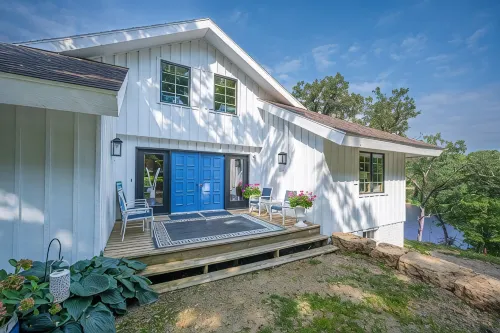 Beautiful Lakehouse with private dock on Apple Canyon Lake!