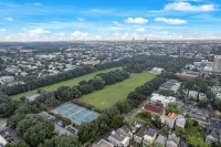 Historic District Gem - 2BR/2BA, Walk to Forsyth Park - Lower Level - Condos