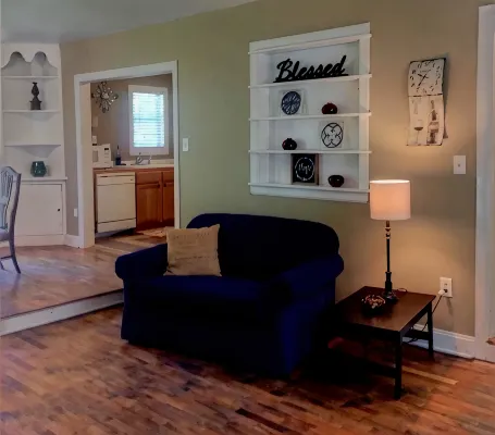 Rustic Roost in Historic Neighborhood - โฮมสเตย์