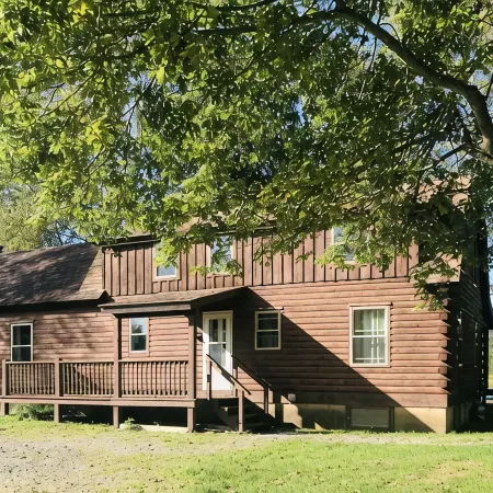 1/2 mile to EVL, Lake, HOT TUB, Pets welcome