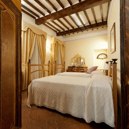 Cortona apartment on the night alley - Old Town