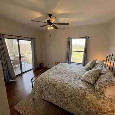 Peaceful river views/Guadalupe access/Swimming Pool/2 bed 2 bath/Sleeps 6 Rooms