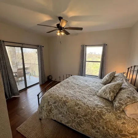 Peaceful river views/Guadalupe access/Swimming Pool/2 bed 2 bath/Sleeps 6
