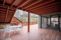Peaceful & Spacious Mtn Getaway, 15 min from App - Boutique