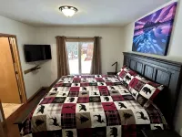 Rocky Mountain Retreat: Private 2 Acres & Hot Tub - WiFi