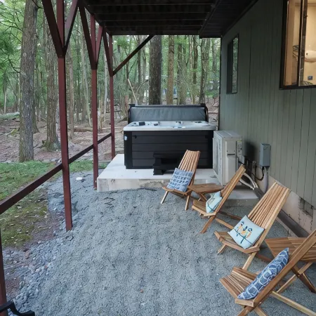 Peaceful fully renovated chalet in Lake Harmony, dog friendly!