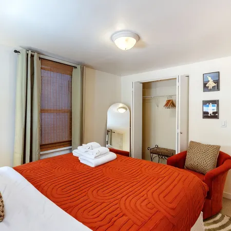 7 Min Walk to Light Rail - Direct to Stadiums, Downtown, or Bellevue, Redmond