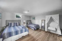 Spacious Lakefront Escape w/ Beach, Stocked Kitchen, Near Wineries & Views! - balcony