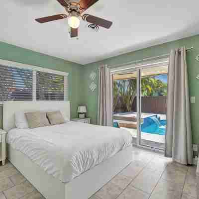 Resort Style Pool! Large Sun-Drenched Patio 1.6 Miles Poolside to Seaside! Rooms