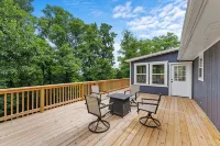 Beaver Lake Getaway-15 min from downtown Rogers with HOT TUB!