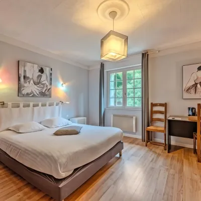 Logis Hotel de La Corniche Hotels near DCNS Brest