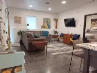 Modern King Suite + Full Kitchen + W/D + Walk to Rushmore Mall - アパートメント