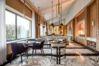Acron Hotel Veliky Novgorod, a Member of Radisson Individuals - parking