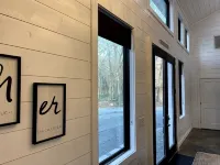 Modern Luxe Has Everything Huge Deck, Jacuzzi, Glam Outdoor Fireplace and Pond! - Chalets