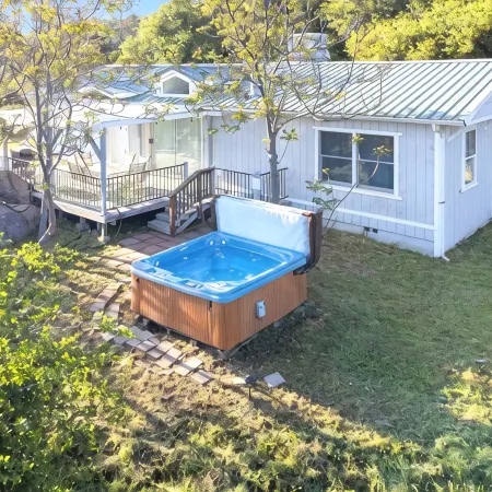 3Br Private 8 Acre Spa Retreat - BBQ, Patio, Views