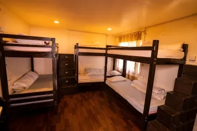 Gypsy Hostel & Backpackers Hotele w: 
