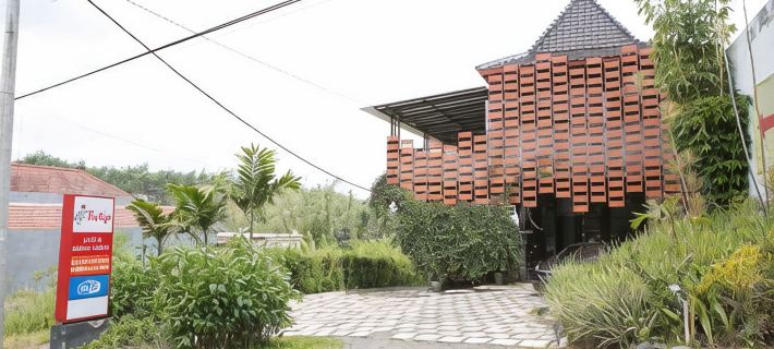 Tulip Guest House & Cafe Hotels in Junrejo