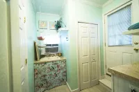 Cottage/Tiny House Living Accommodation in Beaufort for Cost-conscious Traveler - balcony