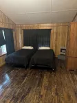 Cozy 2-bedroom cabin with WiFi, AC in charming Murfreesboro on Lake Greeson.