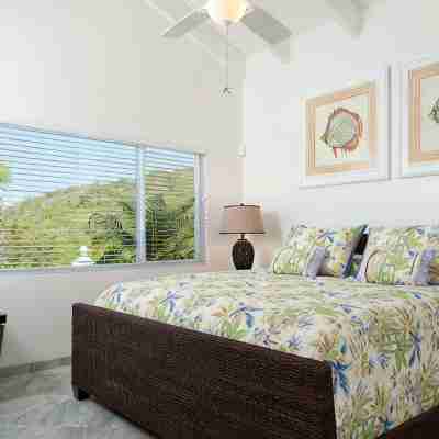 Coconut Beach Villa! Beachfront! Private Pool! Couples or Families! Great Value! Rooms