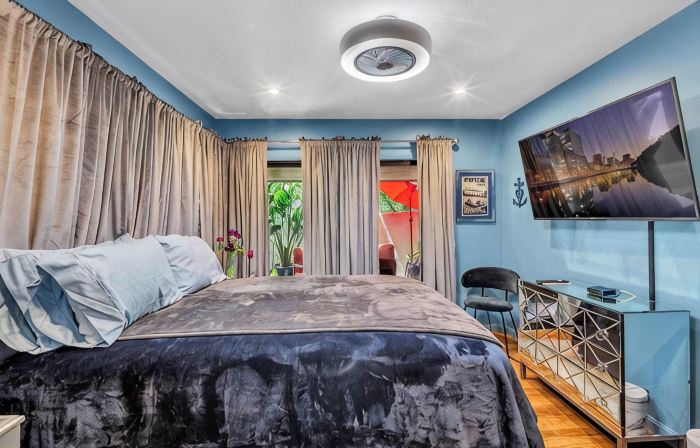 Celebrity Owned-1800 sq. ft 2 Bdrm./2.5 ba.Plus Loft, Art Filled Beach Property