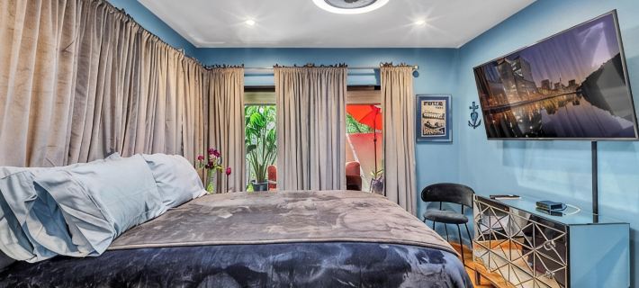 Celebrity Owned-1800 sq. ft 2 Bdrm./2.5 ba.Plus Loft, Art Filled Beach Property Hotels in Solana Beach