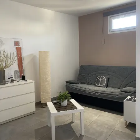Superbe Appartement Centre Ville Avec vue sur la Mer. Lit et Chaise Haute Bébé