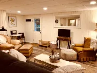 Tranquil Wooded King Bed Suite Close to Everything - Homestays