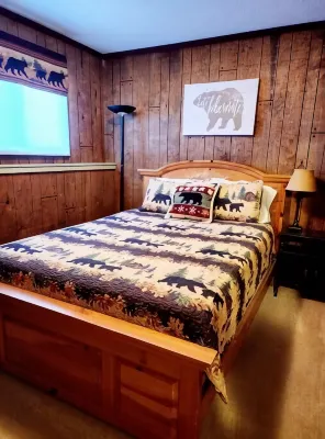 Cozy 3Br Ski-Chalet Style Retreat w/ Sauna + Fireplace— Outdoor Adventure Base - 2つ星