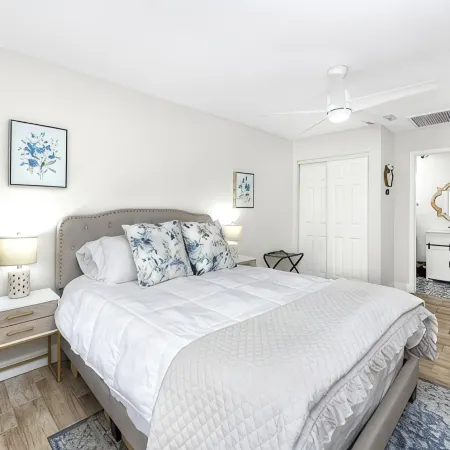 1 block to dwnt/7min to beach/King bed/Free parking
