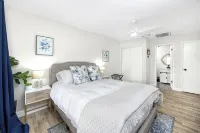1 block to dwnt/7min to beach/King bed/Free parking